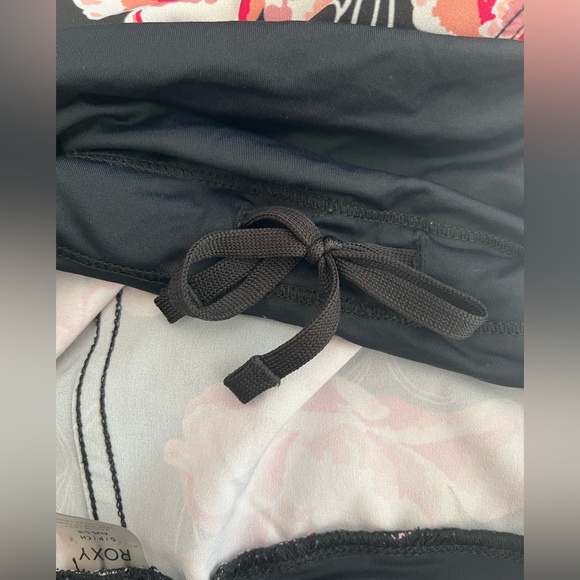ROXY floral pattern board shorts / swim bottoms - Picture 4 of 5
